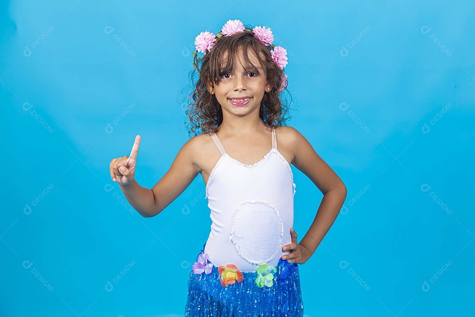 Linda menina com fantasia sobre fundo isolado azul.