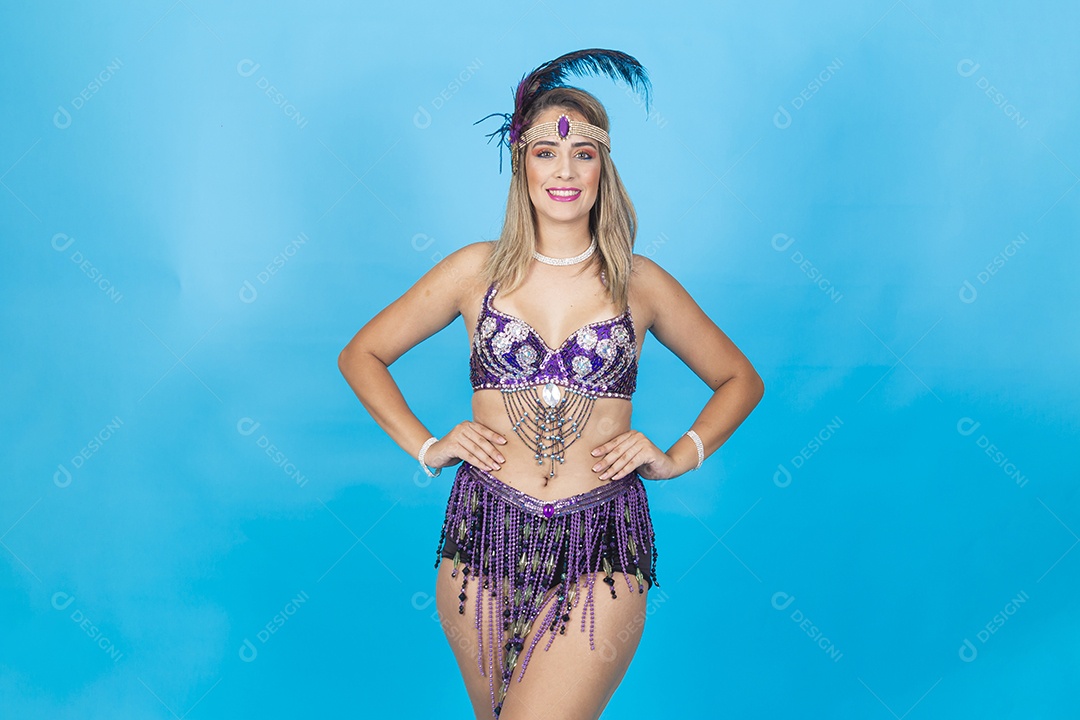 Linda passista loira fantasiada para o carnaval.