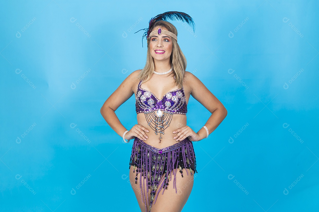 Linda passista loira fantasiada para o carnaval.