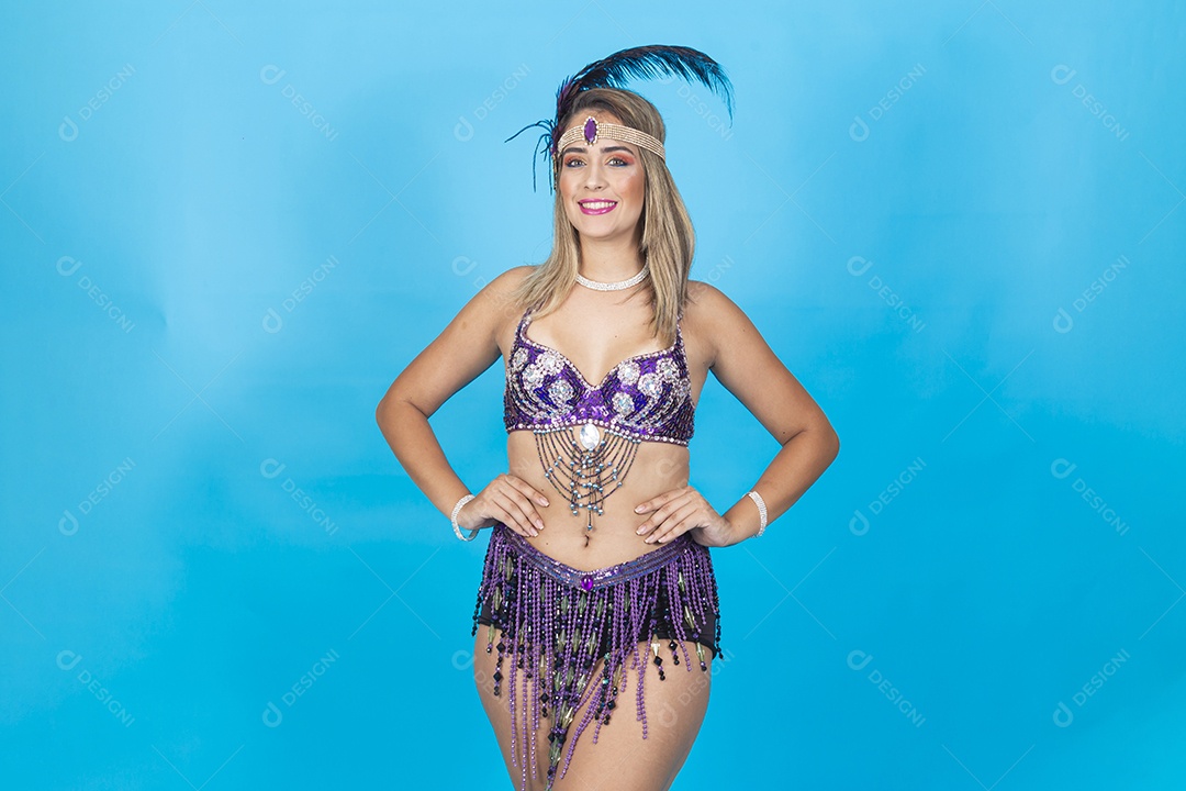 Linda passista loira fantasiada para o carnaval.