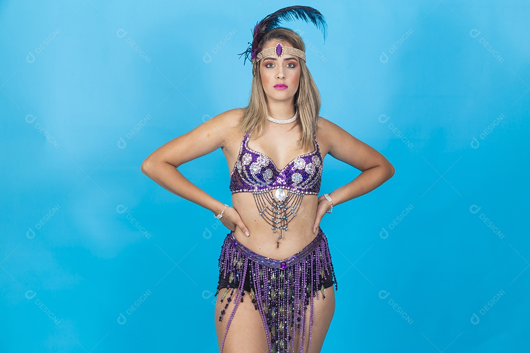 Linda passista loira fantasiada para o carnaval.