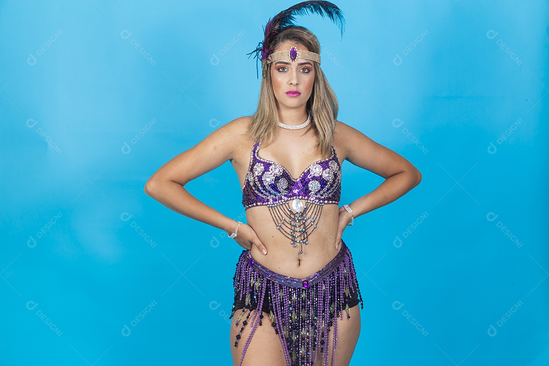 Linda passista loira fantasiada para o carnaval.