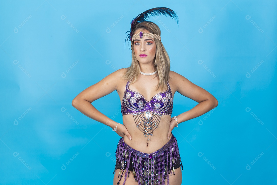 Linda passista loira fantasiada para o carnaval.