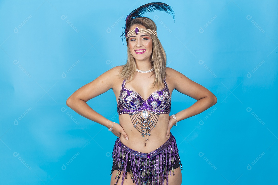 Linda passista loira fantasiada para o carnaval.