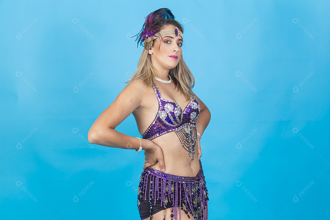 Linda mulher vestida com fantasia de carnaval.