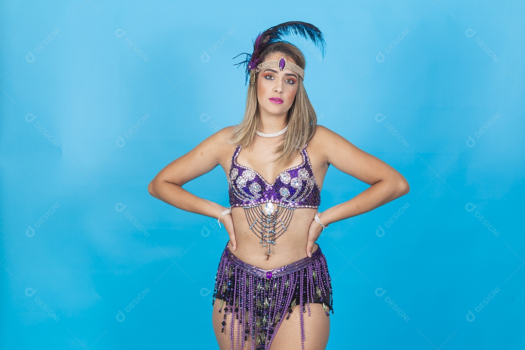 Linda mulher vestida com fantasia de carnaval.