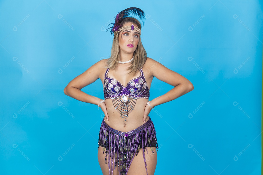 Linda mulher vestida com fantasia de carnaval.