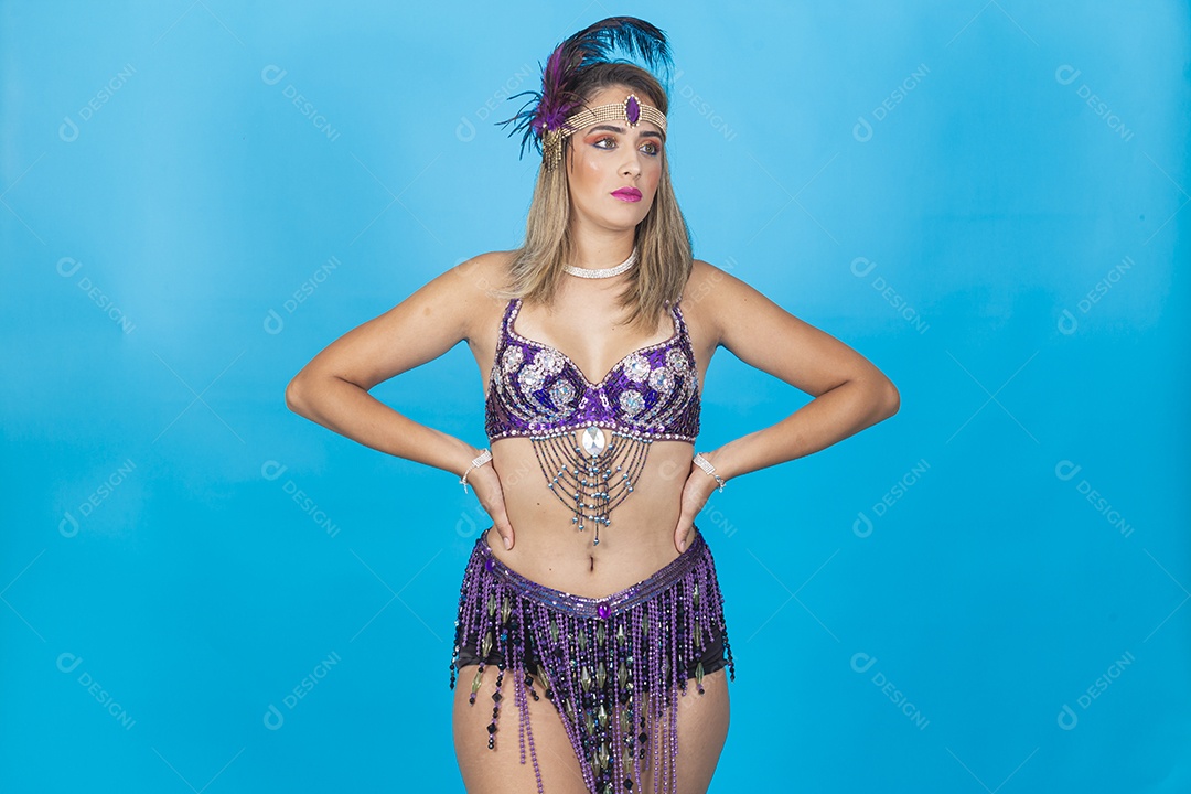 Linda mulher vestida com fantasia de carnaval.