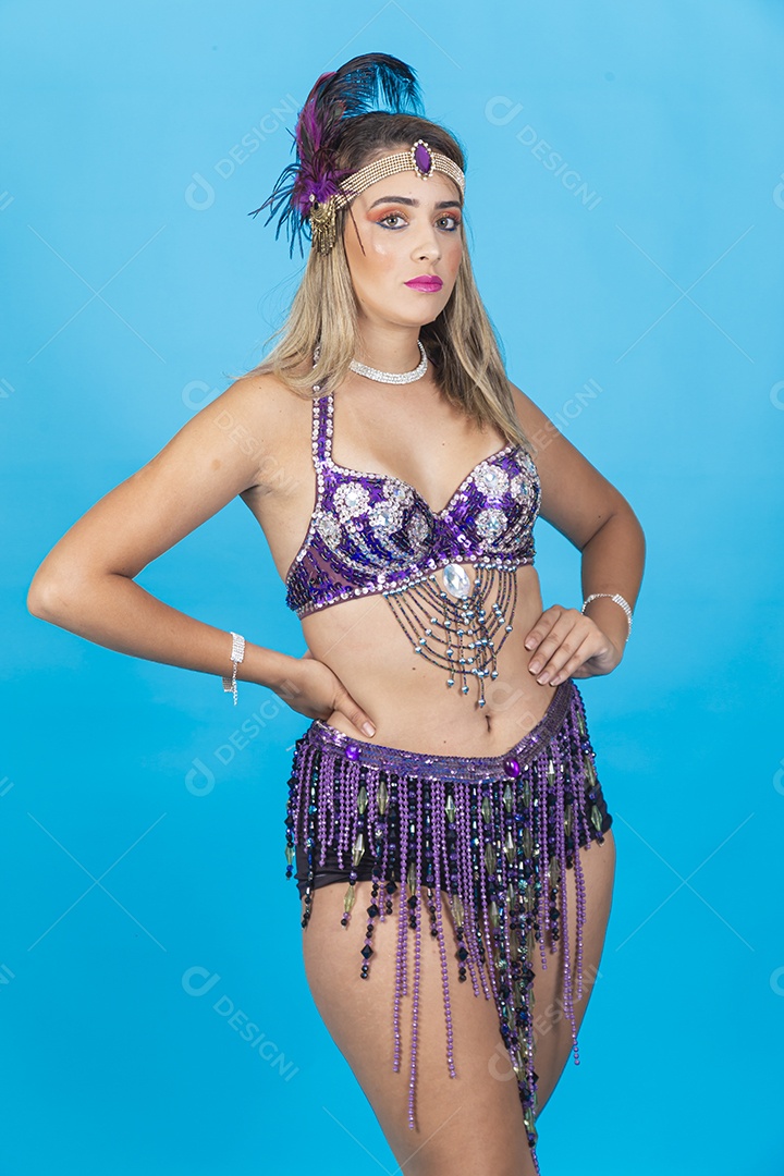 Linda mulher vestida com fantasia de carnaval.