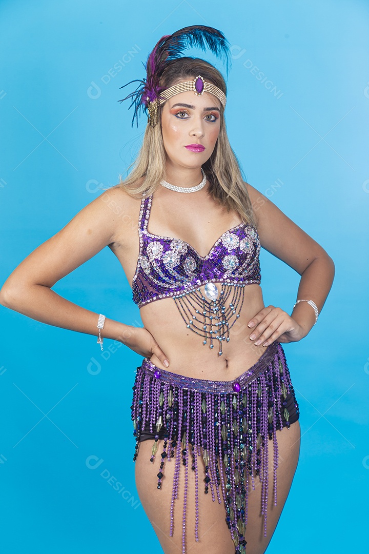 Linda mulher vestida com fantasia de carnaval.