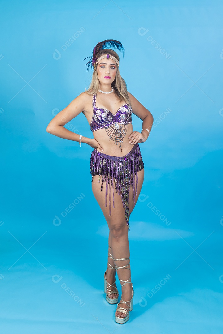Linda mulher vestida com fantasia de carnaval.