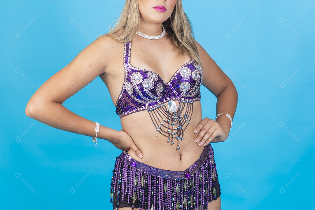 Linda mulher vestida com fantasia de carnaval.