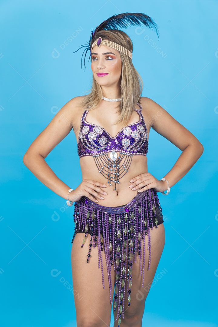 Linda mulher vestida com fantasia de carnaval.