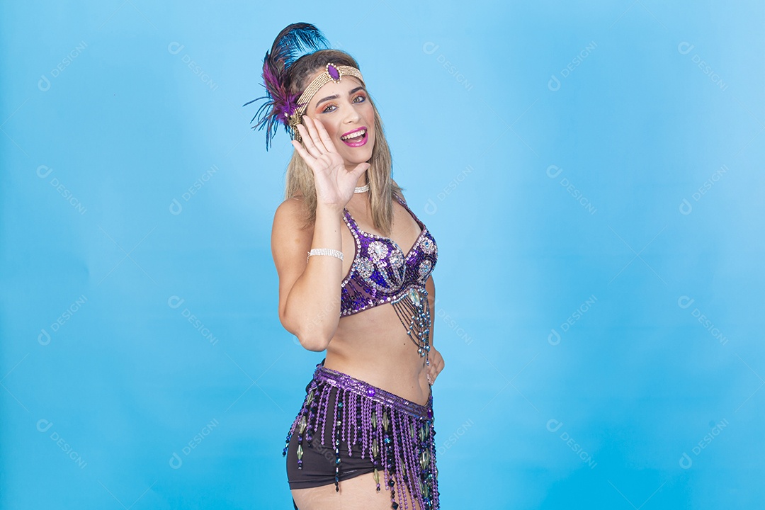 Linda mulher vestida com fantasia de carnaval.