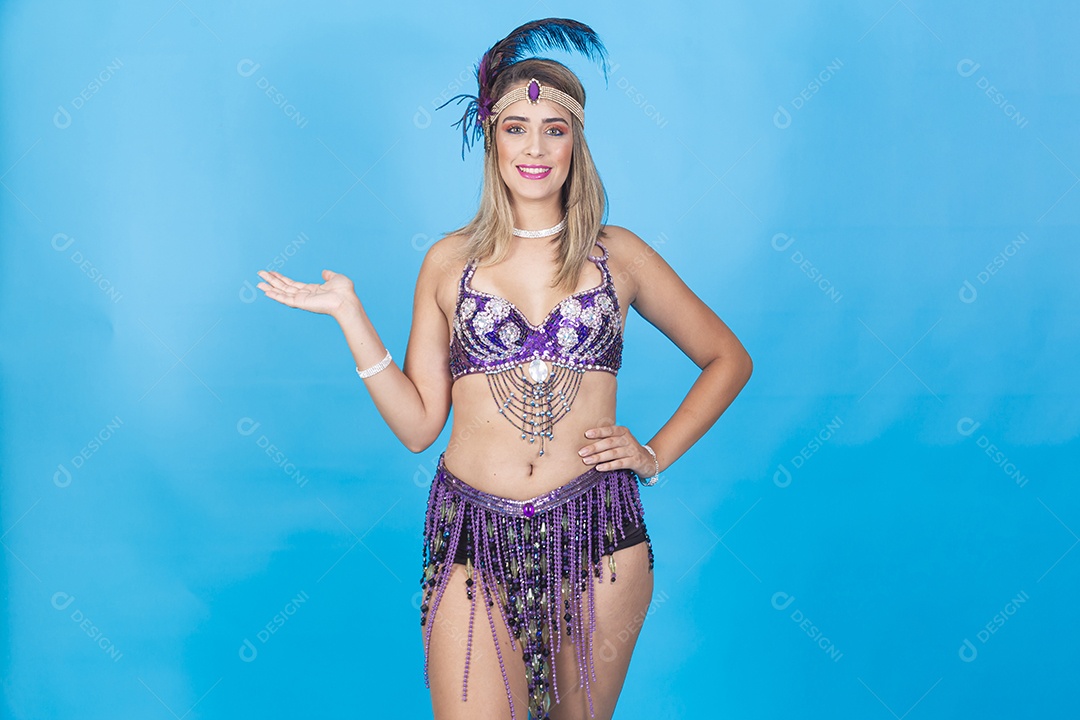 Linda mulher fantasiada para o carnaval.