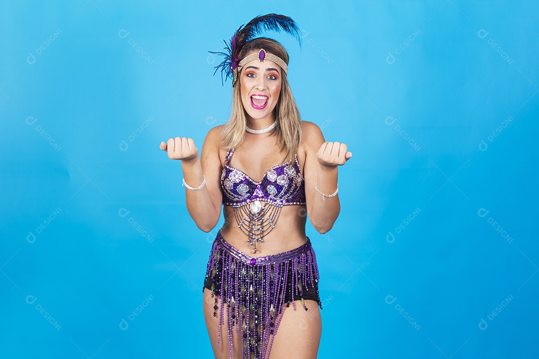 Linda passista loira fantasiada para o carnaval.