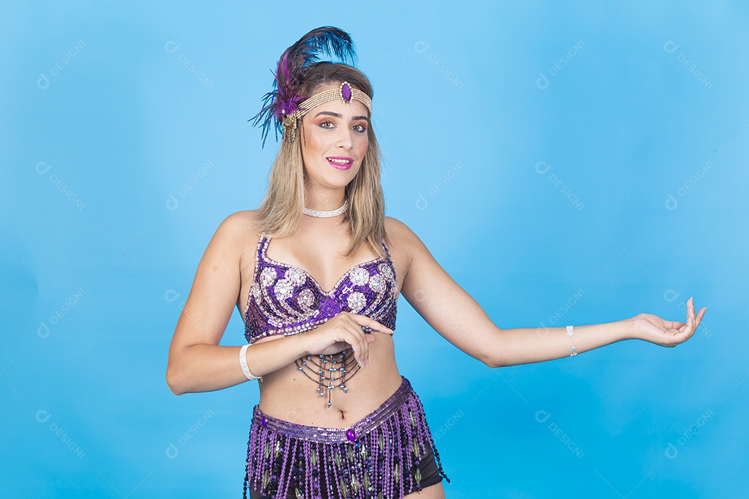 Linda passista loira fantasiada para o carnaval.