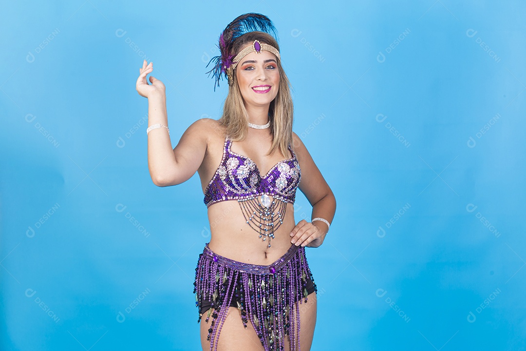 Linda passista loira fantasiada para o carnaval.