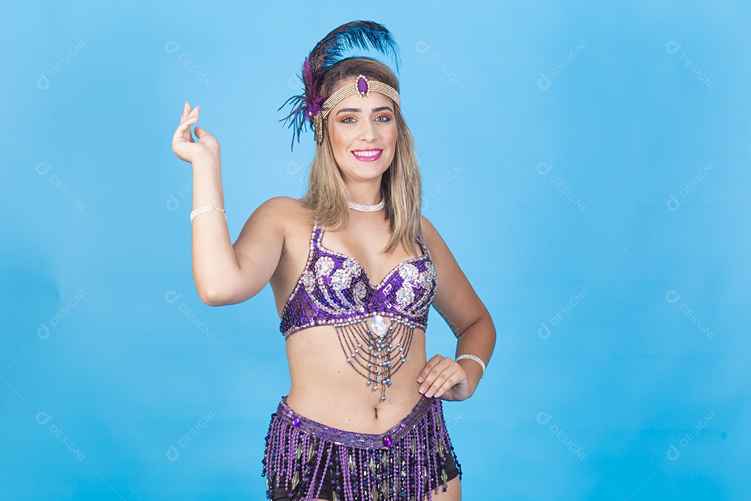 Linda jovem com fantasia de carnaval.