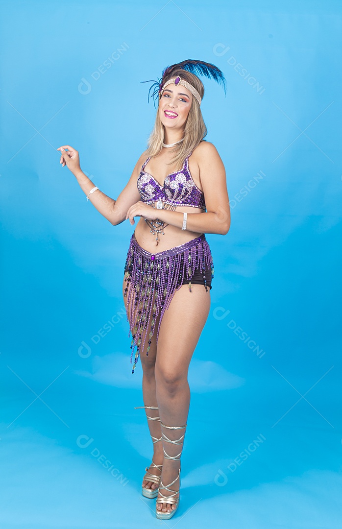 Linda jovem com fantasia de carnaval.