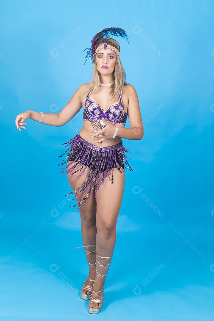 Linda jovem com fantasia de carnaval.
