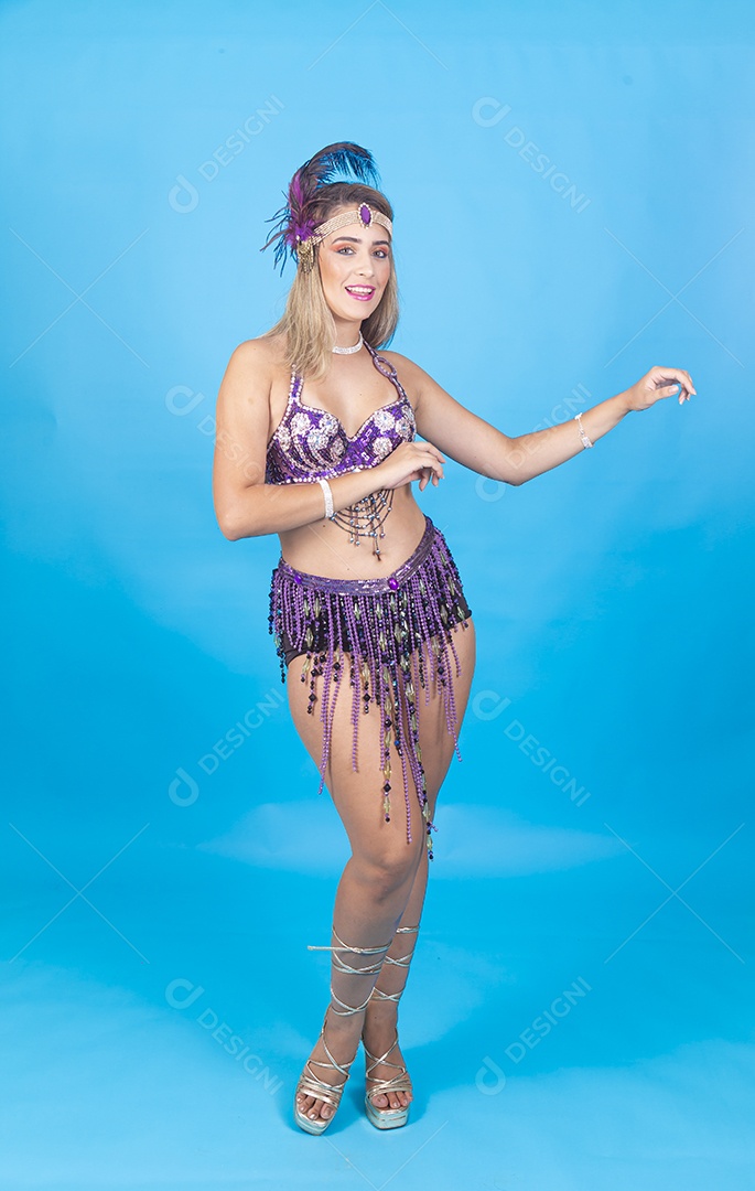 Linda jovem com fantasia de carnaval.