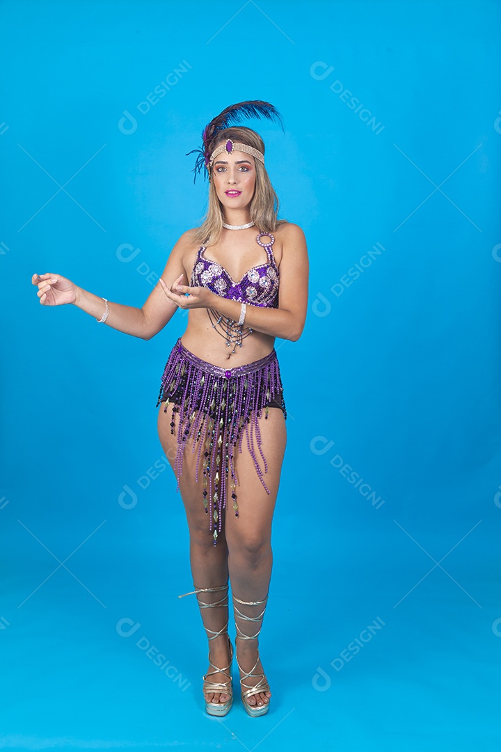 Linda jovem com fantasia de carnaval.