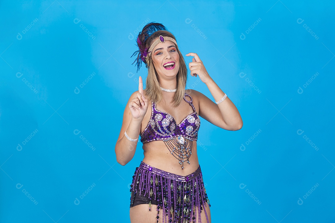 Linda jovem com fantasia de carnaval.