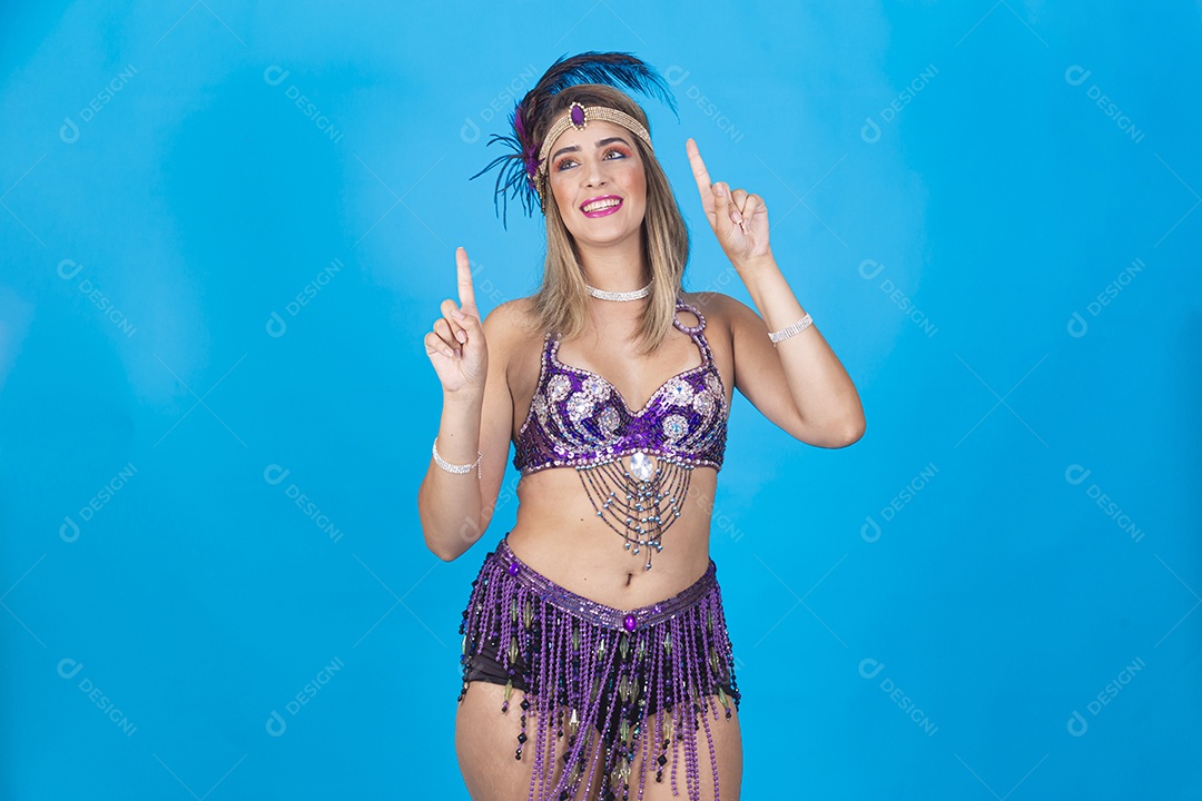 Linda passista loira fantasiada para o carnaval.