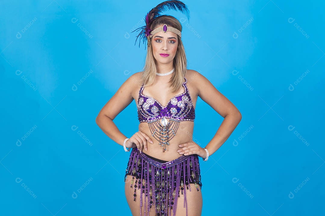 Linda jovem com fantasia de carnaval.