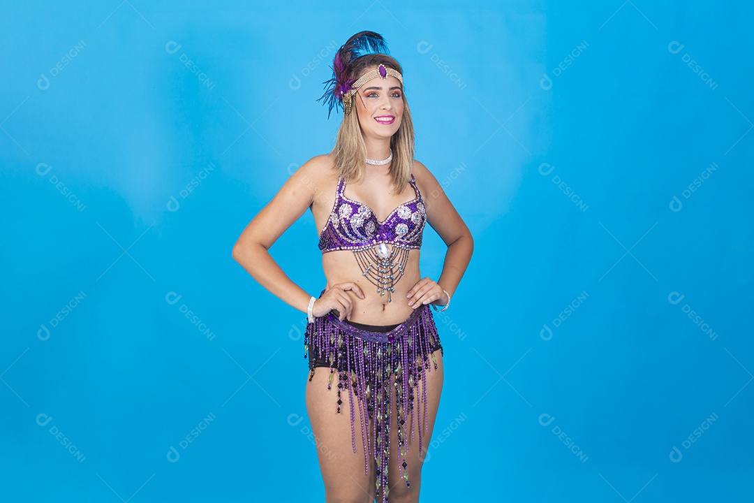 Linda jovem com fantasia de carnaval.
