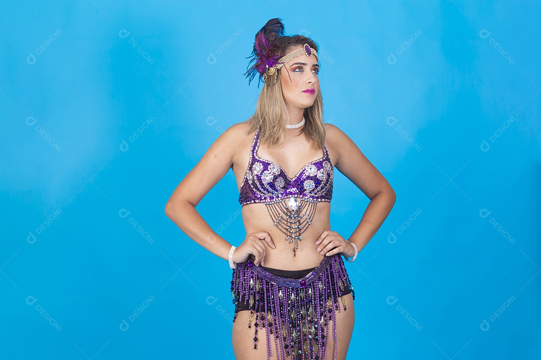 Linda jovem com fantasia de carnaval.