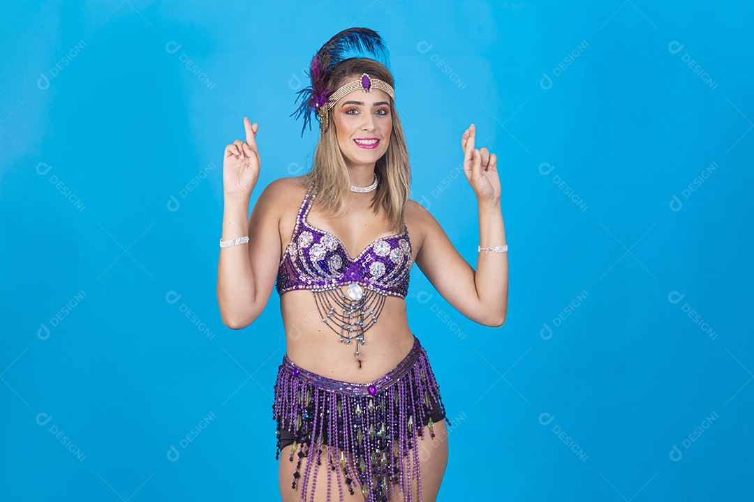 Linda jovem com fantasia de carnaval.