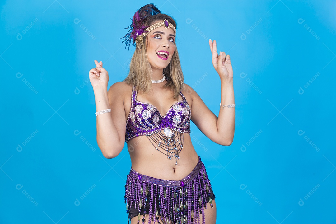 Linda jovem loira com fantasia de carnaval.