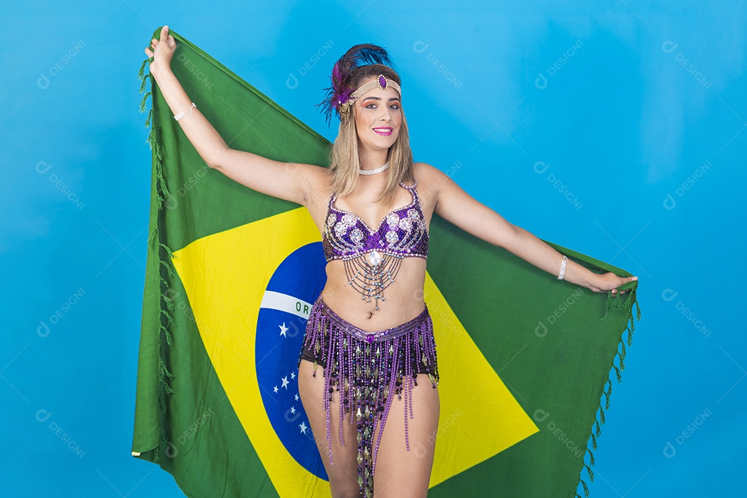 Linda jovem com fantasia de carnaval segurando bandeira do Brasil.