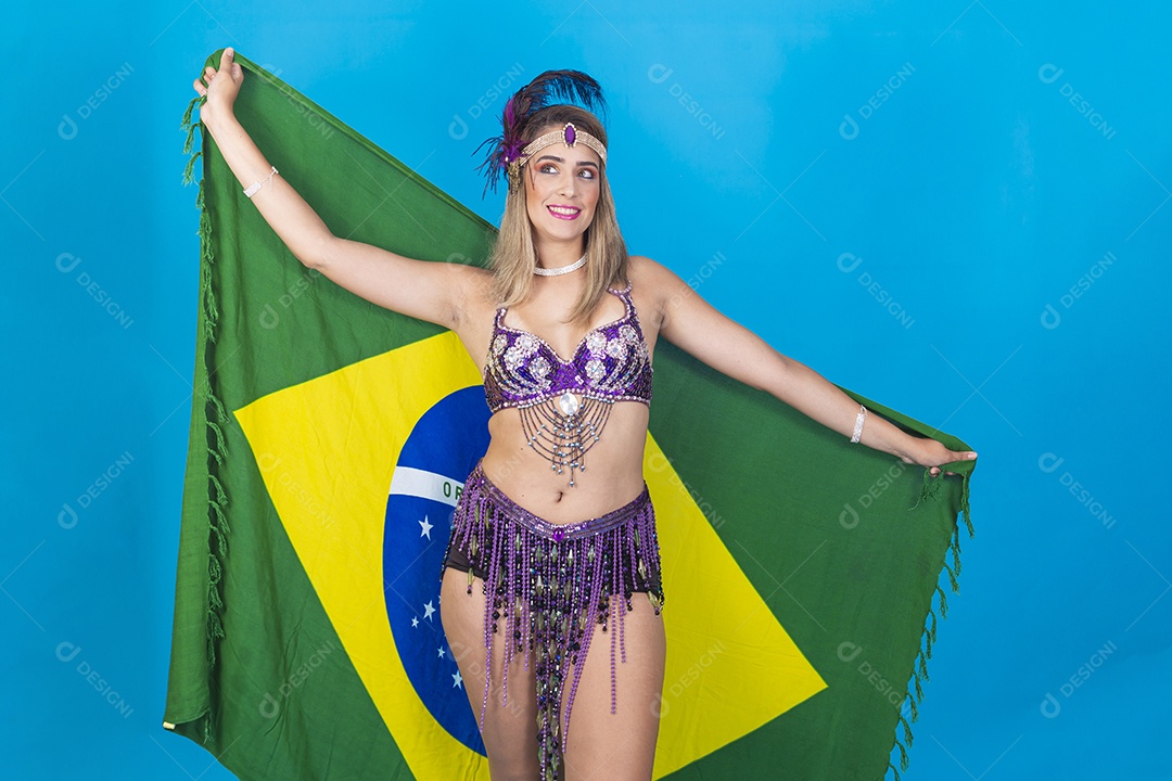 Linda jovem com fantasia de carnaval segurando bandeira do Brasil.