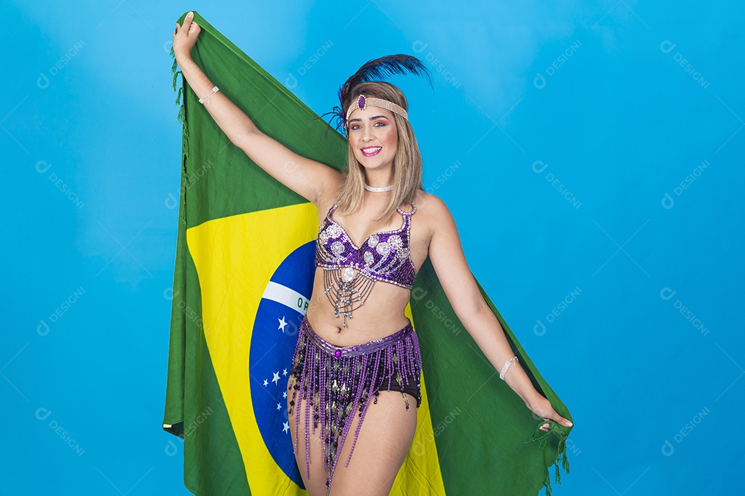 Linda jovem com fantasia de carnaval segurando bandeira do Brasil.