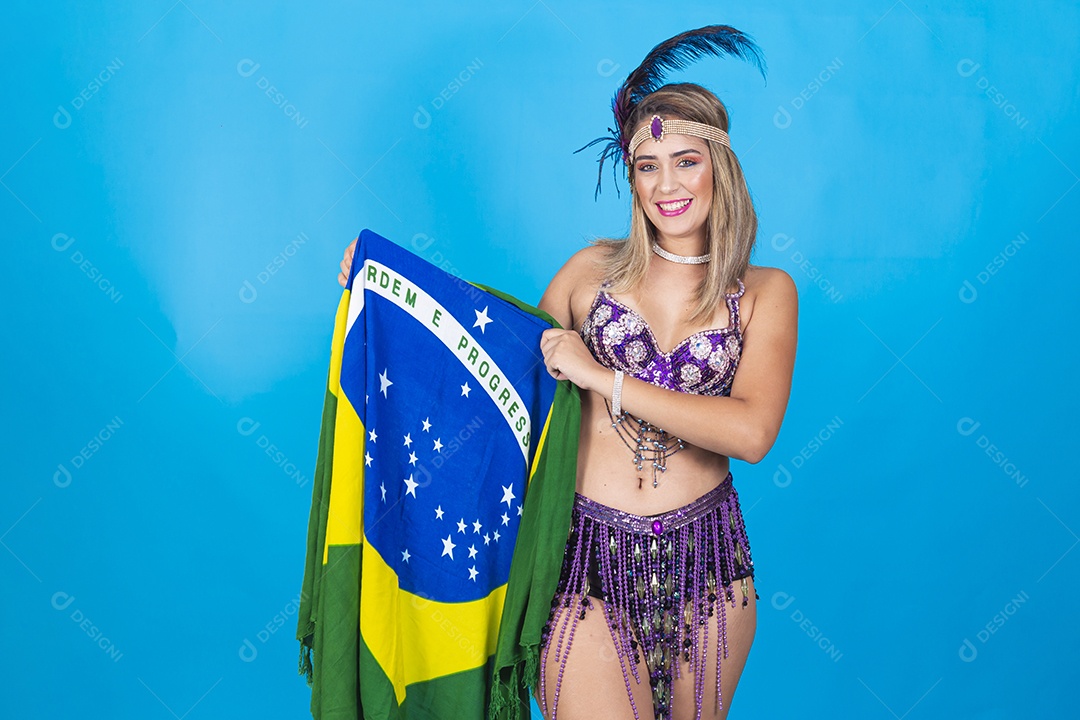 Linda jovem com fantasia de carnaval segurando bandeira do Brasil.