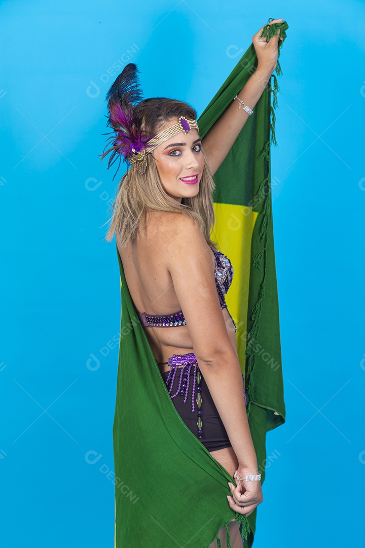 Linda jovem com fantasia de carnaval segurando bandeira do Brasil.