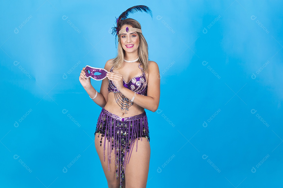 Linda jovem loira com fantasia de carnaval.