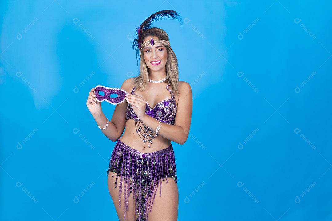 Linda jovem loira com fantasia de carnaval.