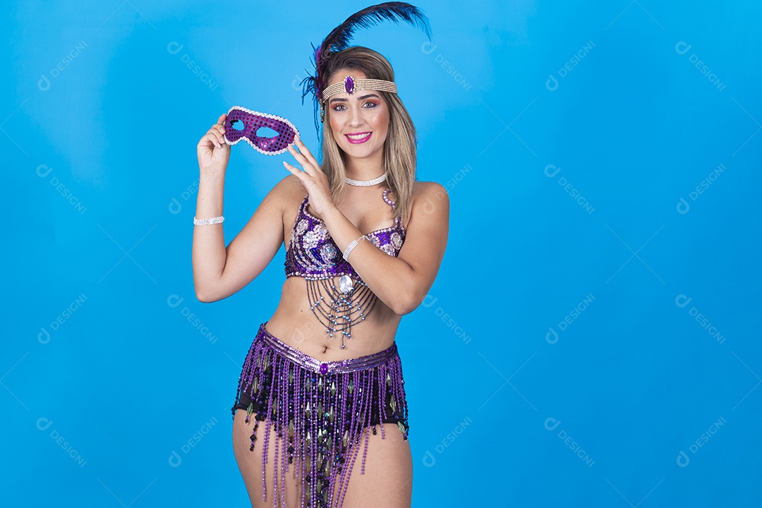 Linda jovem loira com fantasia de carnaval.