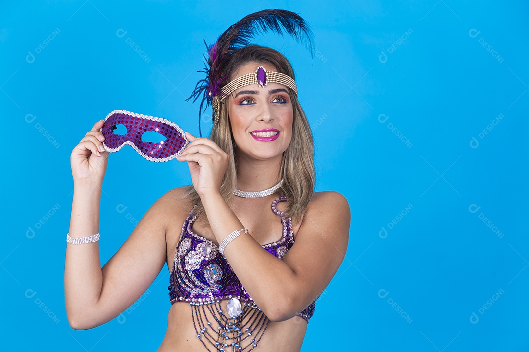 Linda mulher loira fantasiada para o carnaval