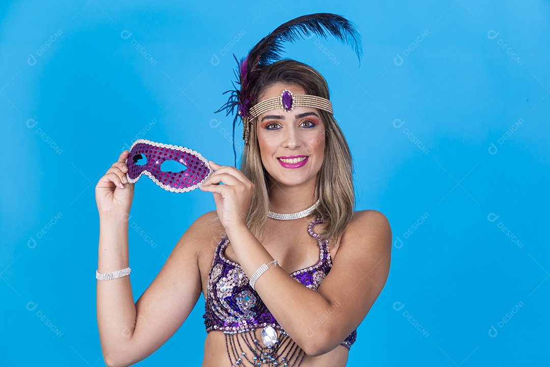 Linda jovem loira com fantasia de carnaval.