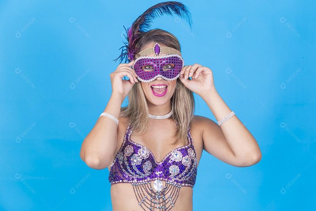 Linda jovem loira com fantasia carnavalescas.