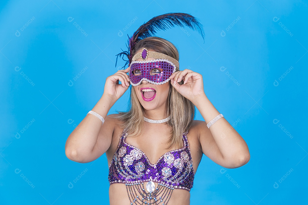 Linda jovem loira com fantasia carnavalescas.