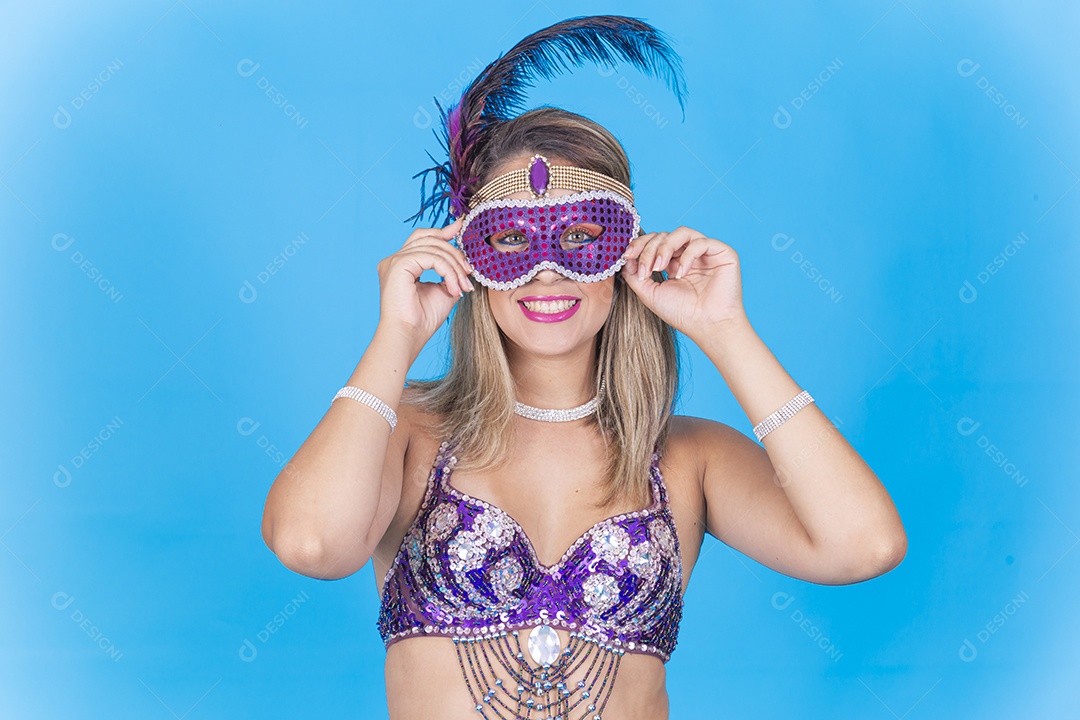 Linda jovem loira com fantasia carnavalescas.