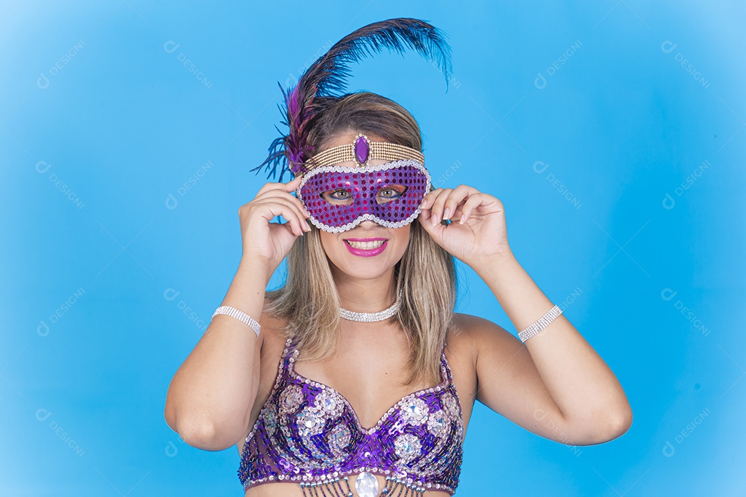 Linda jovem loira com fantasia carnavalescas.