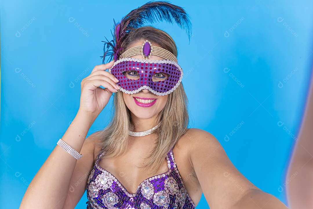 Linda jovem loira com fantasia carnavalescas.
