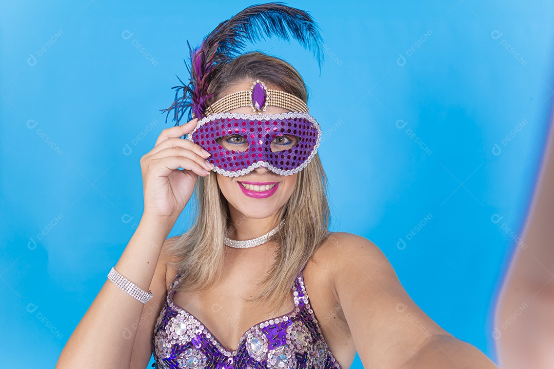 Linda jovem loira com fantasia carnavalescas.